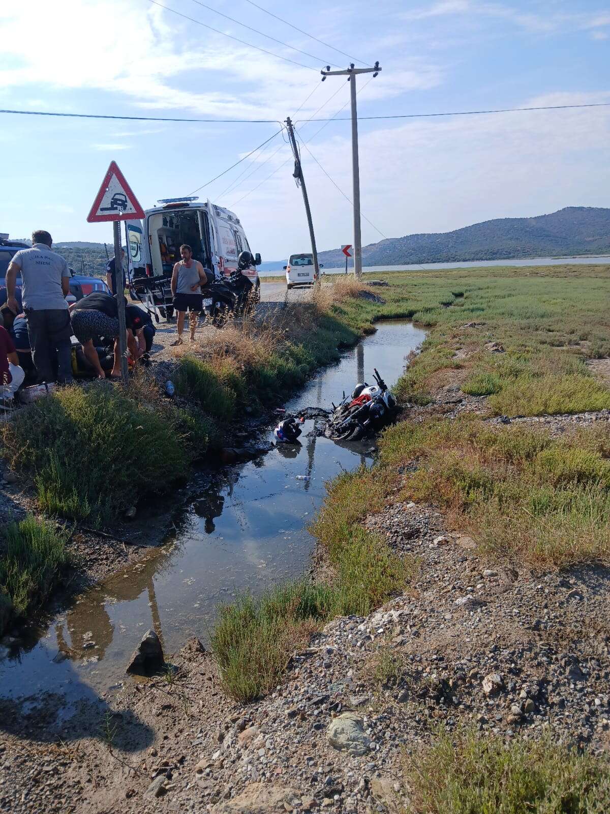 Muğla'da Kontrolden Çıkan Motosiklet Kanala Uçtu: Sürücü Yaralandı 3